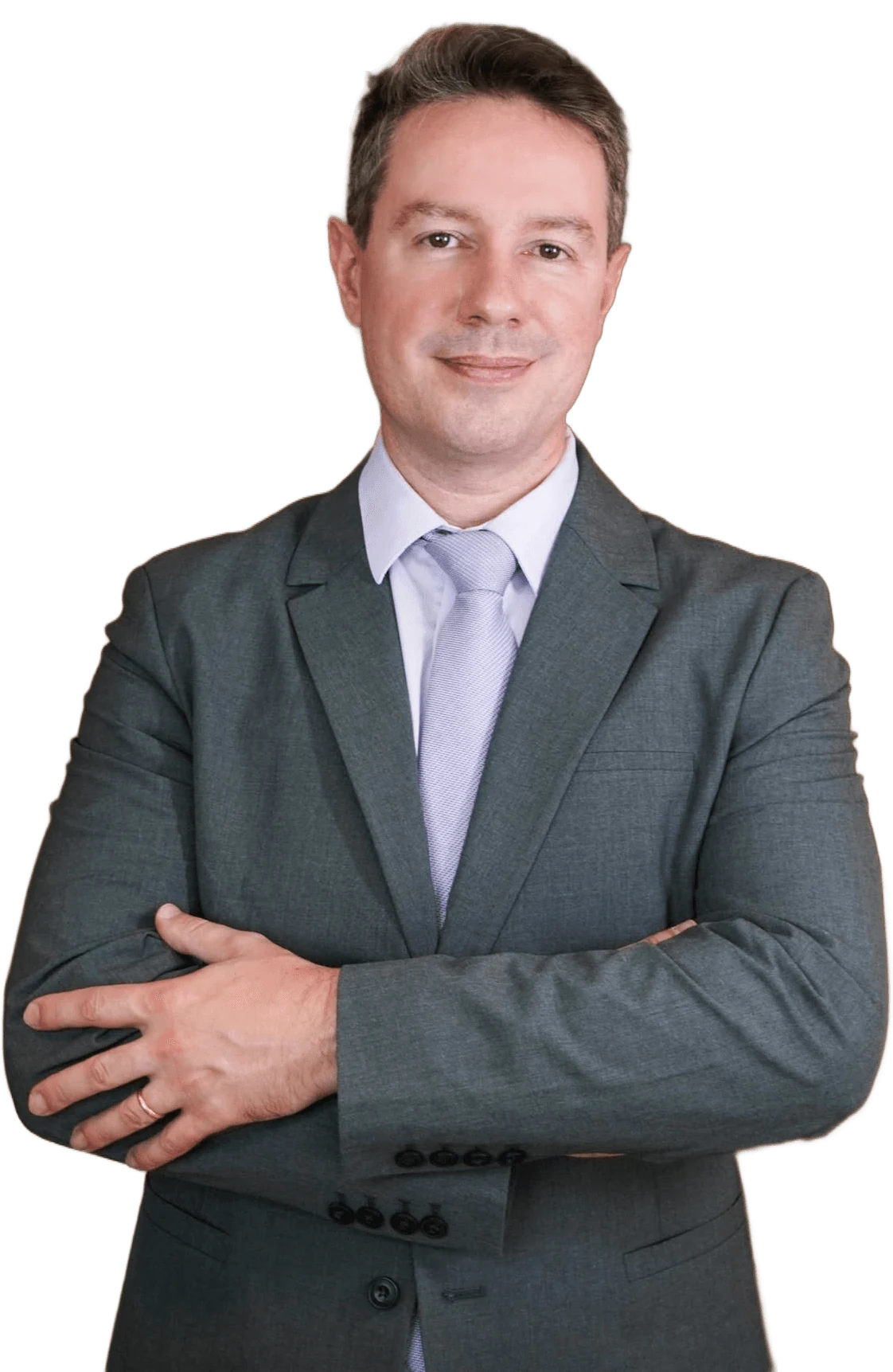 Dr. Lucas Schmidt de terno cinza e gravata lilás, braços cruzados, sorrindo de leve